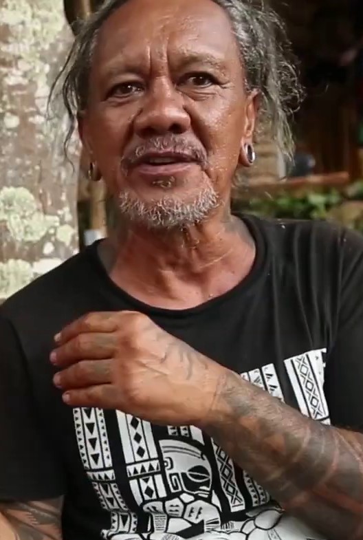 Le tatoueur Laurent Purotu à Moorea — Tahitian full-body tattoo by Poro amara